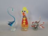trois figurines en verre de formes et de tailles différentes