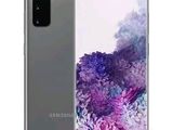 Le Samsung Galaxy S20 est présenté avec un motif de fleurs violettes au dos.