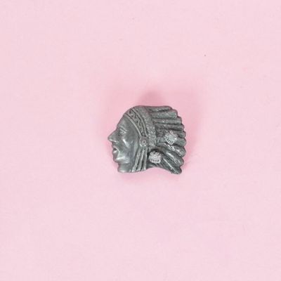 Broche en métal, à décor d'un visage d'Indien d'Amérique de …