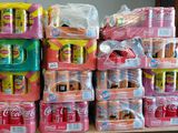 une grande pile de sodas et d'autres boissons posée sur une table