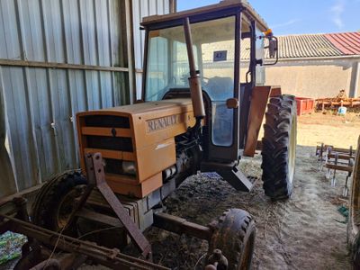 un tracteur garé dans une grange