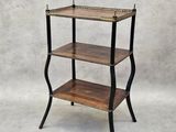 une étagère en bois surmontée de trois tablettes