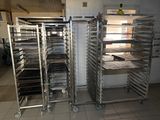 de nombreux plateaux de nourriture posés sur la grille