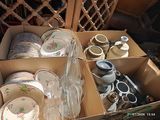beaucoup d'assiettes et de tasses dans une boîte