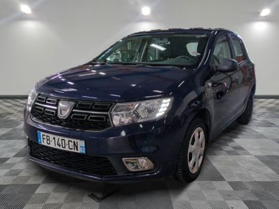 la photo d'une voiture bleue garée dans un garage