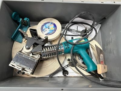 une boîte remplie d'outils qui se trouvent à l'intérieur