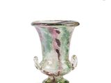 un vase en verre posé sur une table
