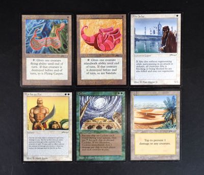 six cartes posées sur une table noire