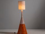 une lampe de table orange et blanche, surmontée d'un abat-jour blanc