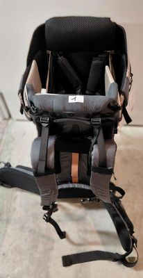 une poussette posée par terre