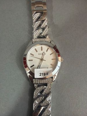 l'image d'une montre-bracelet entourée d'une chaîne