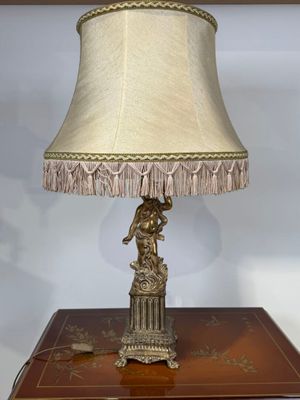 Pied de lampe en régule à patine dorée représentant un chéru… - Photo 1