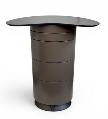 un gros plan d'une table au plateau noir sur fond blanc