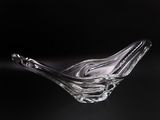 un oiseau en verre posé sur une table