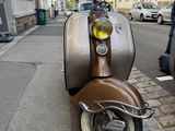 un scooter garé sur le bord de la rue