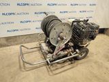 un gros plan d'une machine à laquelle est raccordé un tuyau