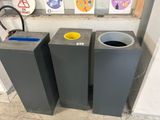 trois poubelles posées les unes à côté des autres par terre