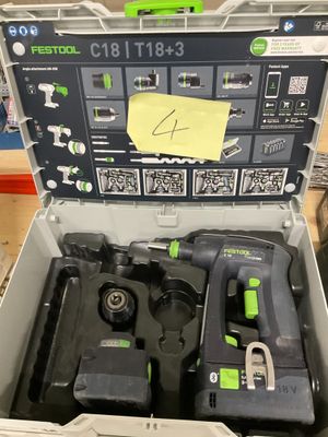 une boîte contenant des outils sur une table