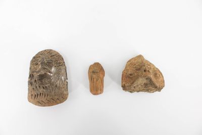 Trois têtes stylisées Afrique Centrale, sud du lac Tchad. Ci…