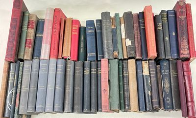 un grand nombre de livres empilés sur une étagère