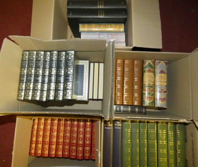 une boîte pleine de livres posée sur le sol