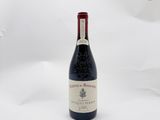 une bouteille de vin posée sur une table