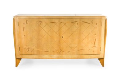 une image représentant un meuble en bois orné de sculptures