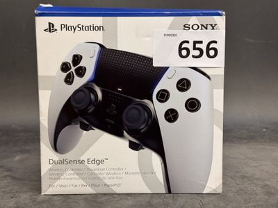 un gros plan d'une boîte sur laquelle est posée une manette de jeu