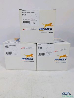 trois boîtes de Primex sont empilées les unes sur les autres