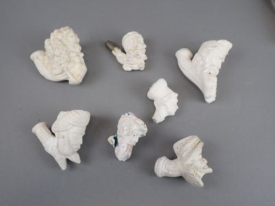 de nombreuses figurines blanches posées sur une table
