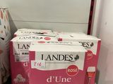 deux cartons de vin posés sur un comptoir, à côté d'une bouteille