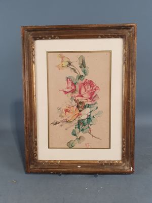 deux photos encadrées représentant des fleurs sur fond bleu, l'une représentant une rose et l'autre un oiseau