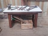 une table sur laquelle sont posés plusieurs outils