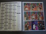 une image représentant un lot de cartes de basket-ball dans une boîte