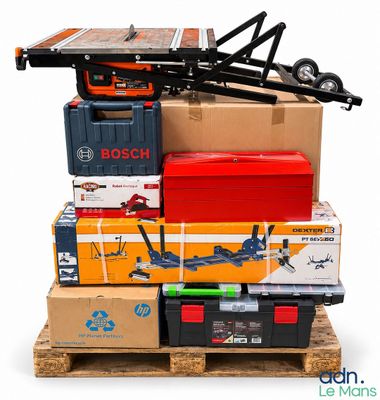 une pile de cartons posée sur une palette, surmontée d'une grue