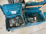 deux boîtes bleues posées par terre, contenant des outils