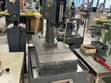 une machine posée sur une table dans une usine