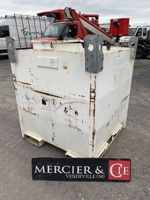 une boîte blanche surmontée d'une grue rouge
