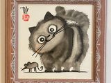 un tableau représentant un chat et une souris accroché au mur