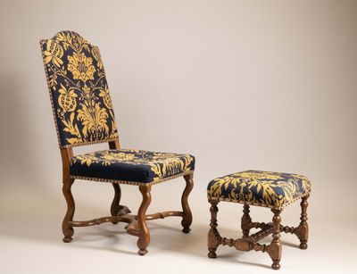 une paire de chaises dont l'assise est recouverte d'un tissu bleu et or