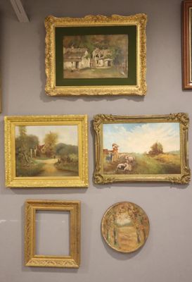 de nombreux tableaux accrochés aux murs de cette pièce