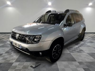 une photo d'une dacia argentée garée dans une pièce