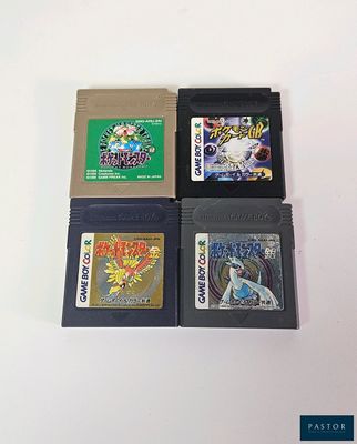 trois cartouches de jeux Nintendo posées les unes à côté des autres sur une surface blanche