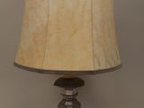 une lampe posée sur une table et munie d'un abat-jour