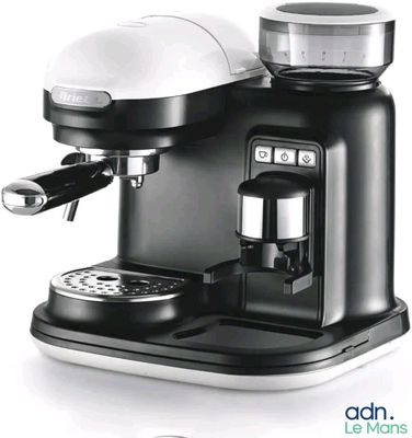 une image d'une cafetière en noir et blanc