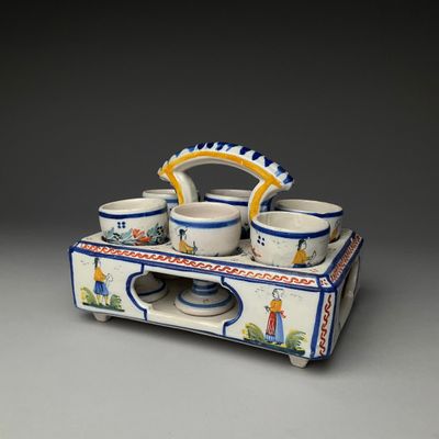 un petit service à thé composé de tasses et de soucoupes