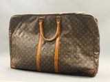 une photo d'un sac Louis Vuitton posé sur une table