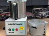 un mixeur posé sur une table dans une pièce