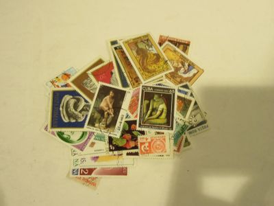 une pile de timbres posée sur une table, avec l'ombre d'une personne
