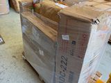 une grande pile de cartons sur une palette dans un entrepôt